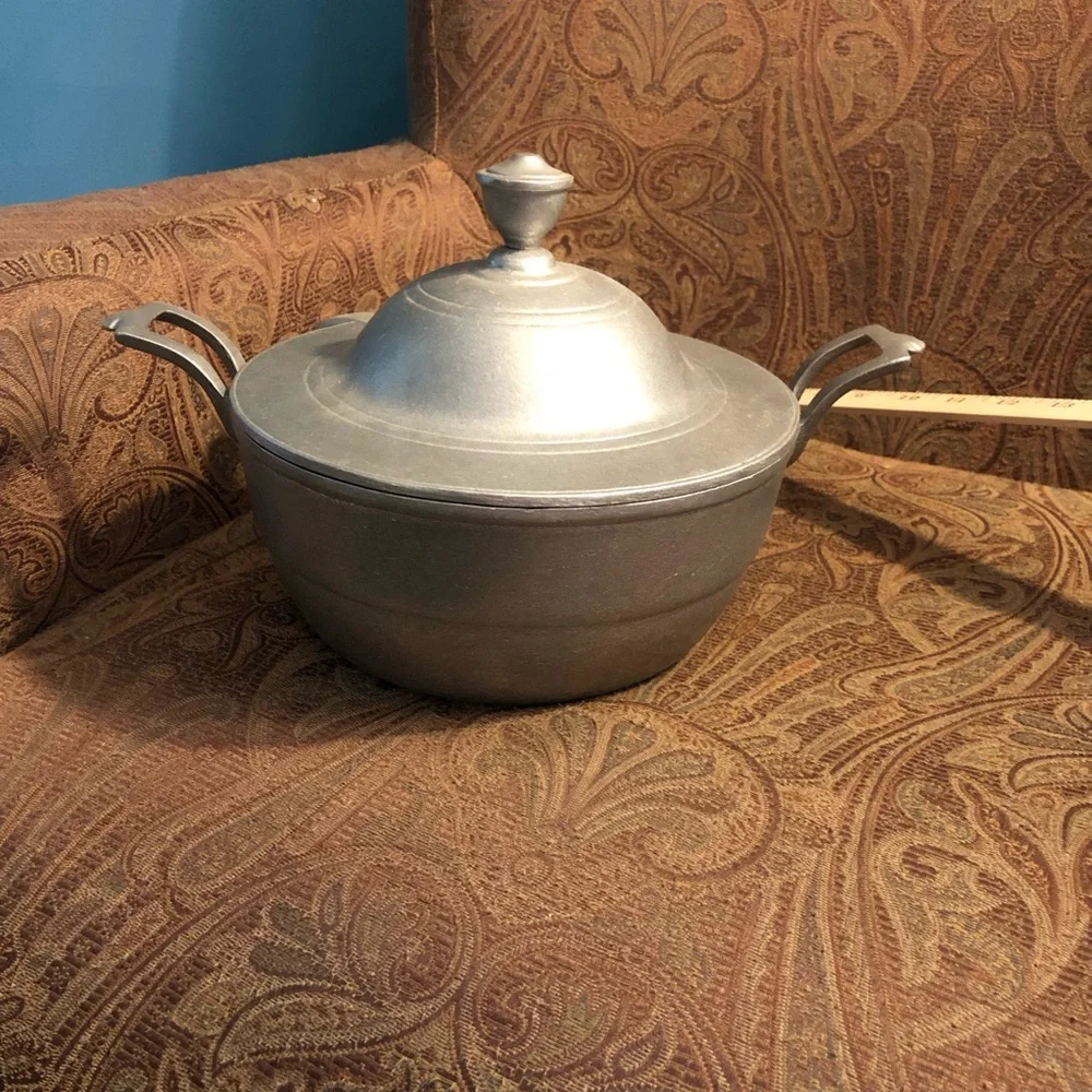 Wilton vintage Covered pewter Casserole with Handles 2.5 quart